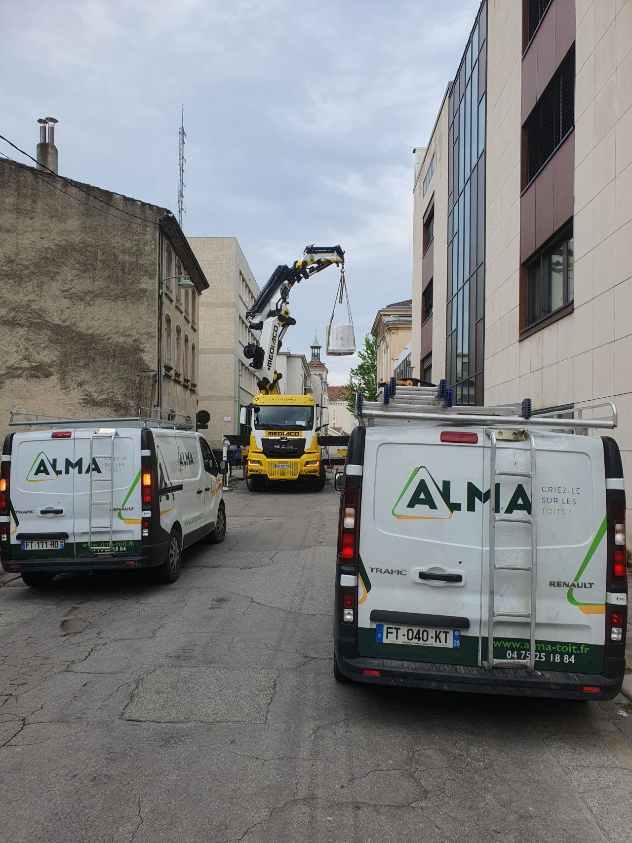 Alma Toit, couvreur à Valence Alma Toit répare votre toiture professionnelle en toute sécurité grâce à une nacelle équipée.