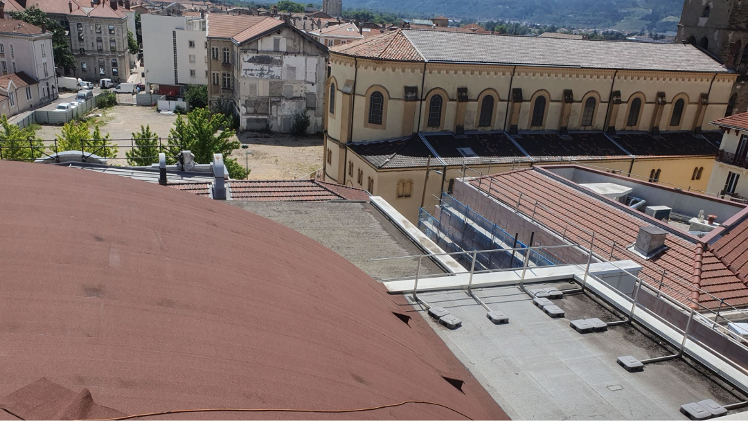 Alma Toit - membrane bitumineuse Étanchéité d'un bâtiment professionnel grâce à une membrane bitumineuse posée par les équipes d'Alma Toit, votre couvreur à Valence