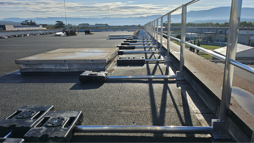 La sécurité des toitures fait partie intégrante de notre expertise. Découvrez nos garde corps.